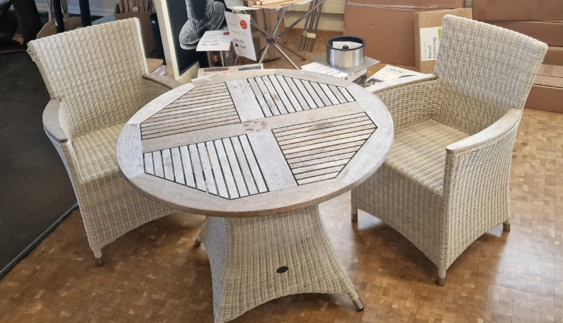 Gartenmöbel Zebra, gebraucht -3er-Set 2 Stühle, 1 Tisch- (kein Versand - siehe unten) Gartenmöbel Zebra, gebraucht -3er-Set 2 Stühle, 1 Tisch- (kein Versand - siehe unten)