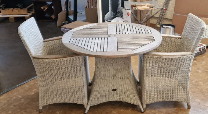 Gartenmöbel Zebra, gebraucht -3er-Set 2 Stühle, 1 Tisch- (kein Versand - siehe unten) Gartenmöbel Zebra, gebraucht -3er-Set 2 Stühle, 1 Tisch- (kein Versand - siehe unten)